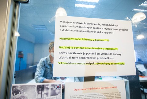 Nákupné centrá aj kultúra ožívajú.