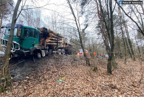 Tragická nehoda na Spiši: Po zrážke s plne naloženým nákladiakom skončilo auto na streche