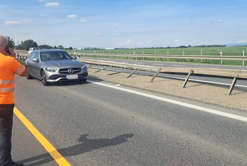 Prevrátený autobus na R1 (3)