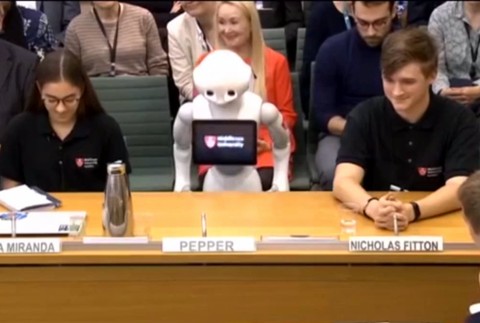 Roboti by mohli vystriedať politikov. Prieskum tvrdí, že tretina obyvateľov by ich hneď vymenila