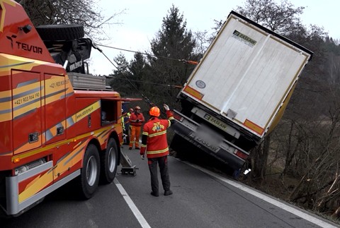 Kamión sa zrútil do priekopy pri Jasenove. Hasiči mali čo robiť, aby ho vytiahli