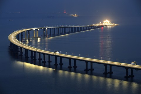 Najdlhší most cez oceán postavili v Číne 