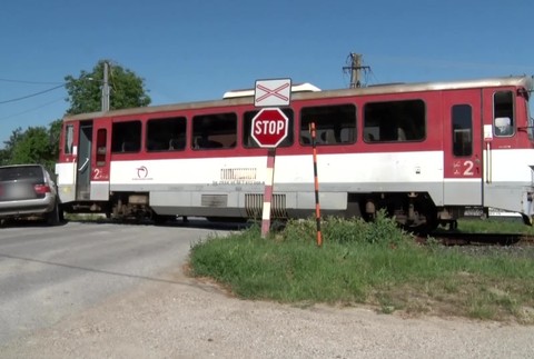 Auto sa zrazilo s osobným vlakom