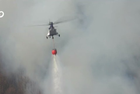 Hasičom musel pomôcť aj vrtuľník letky ministerstva vnútra.