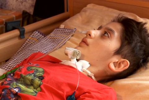 Chlapec po zásahu bleskom upadol do bdelej kómy. Rodičia sa odmietajú vzdať