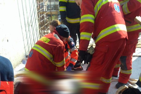 Robotníkov privalil stavebný diel