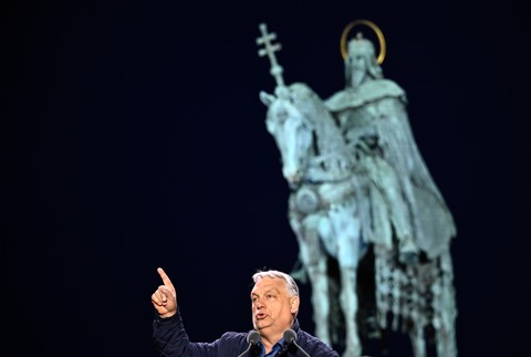 Mítingy Fideszu a TISZA deň pred voľbami v Maďarsku