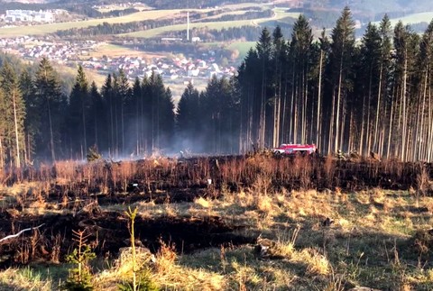 FOTO: Nad dedinou vypukol lesný požiar. Na mieste zasahovalo viac ako 30 hasičov