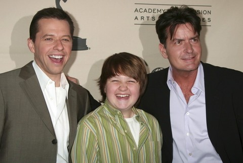 Charlie Sheen a spol, zo seriálu Dva a pol chlapa