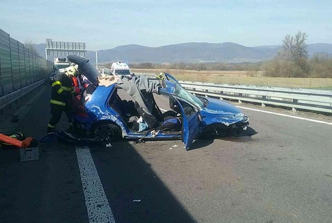 Dopravnú nehodu na R1 neprežila 1 osoba. Dvaja ďalší utrpeli zranenia
