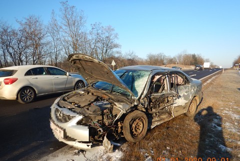 Čelná zrážka neďaleko Podkriváňa. Vodič prešiel do protismeru a zrazil sa s dvomi autami