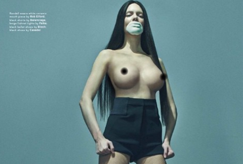 Kendall a jej falošné prsia