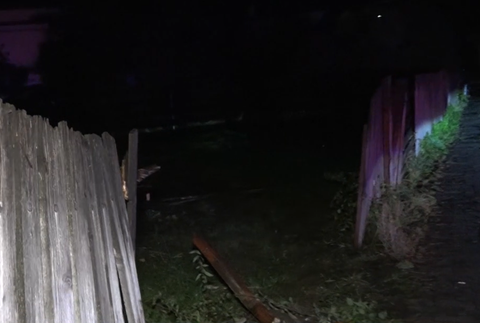 Auto skončilo takmer v dome