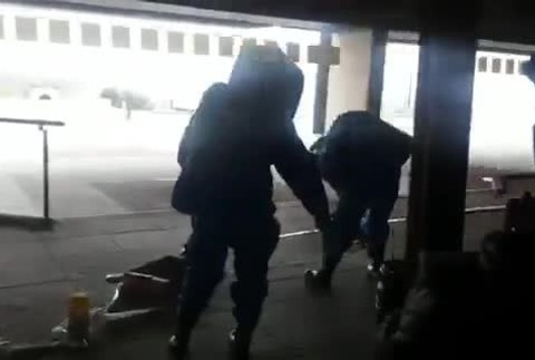 Individuálny protest pred parlamentom. Na mieste zasahujú policajti100