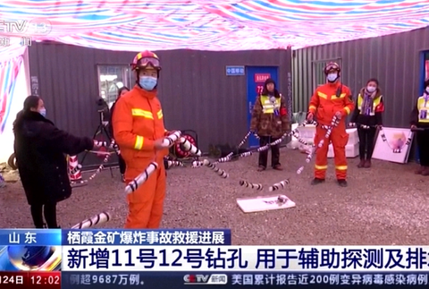 Záchranárom sa podarilo vyslobodiť baníkov, ktorí uviazli stovky metrov pod zemou 