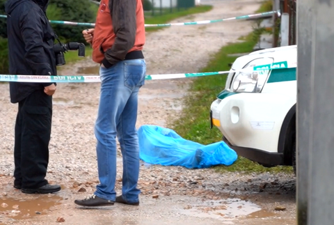 Popíjal s miestnymi, no domov sa už nevrátil. Záhadná smrť v uličke pri stanici prináša množstvo otáznikov