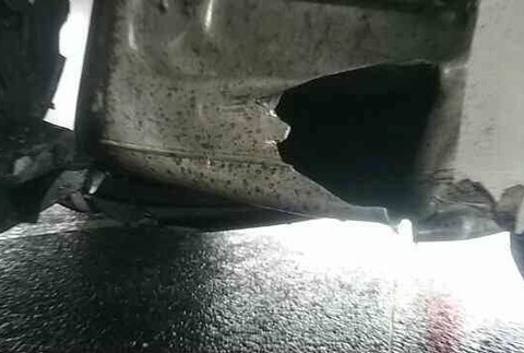 Skrížený kamión s poškodenou nádržou