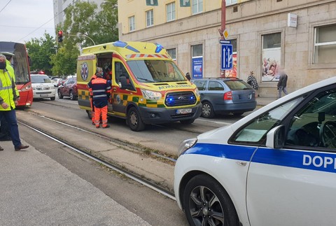 Zrážka chodca s električkou. Nehoda paralyzovala dopravu v Bratislave