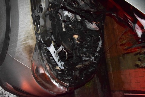 Zhorené auto v Dolnej Strede 