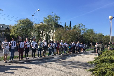 Protest študentov pred vládou 