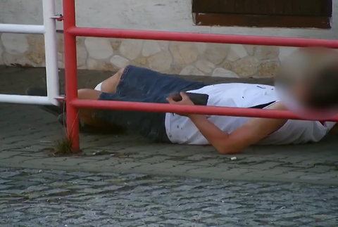 Zlodej okradol podguráženého muža. Tváril sa, že mu ide pomôcť