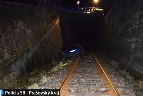 Opitý vodič prežil pád z desaťmetrovej výšky