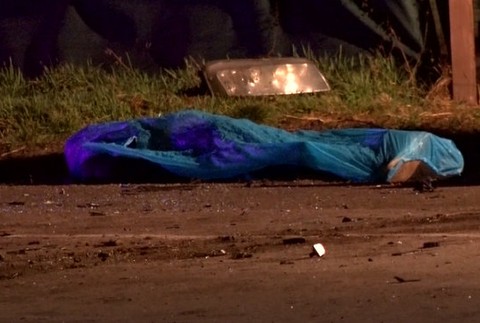 Mladík, ktorý viezol svojich kamarátov, vyletel z cesty. Nehoda si vyžiadala jednu obeť