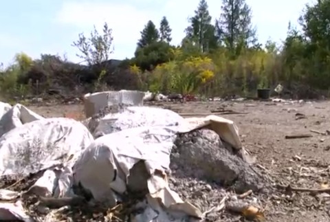 Košický blší trh sa mení na čiernu skládku. Odpad tam ľudia privážajú každý deň