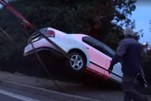 Po rýchlej jazde skončil v záhrade domu. Zastavili ho až stromy