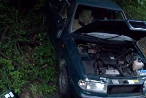 Mladík (25) vyletel s autom z cesty, sedeli v ňom jeho kamaráti. Záchranári posádku v aute ale nenašli