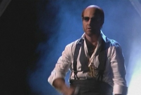 tom cruise obleceny ako v tropic thunder,tucny na podiu