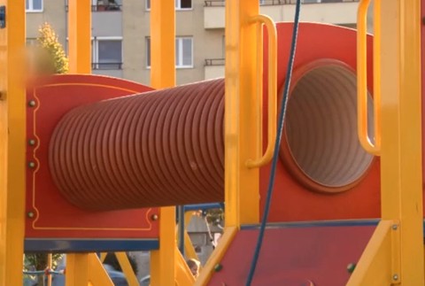 Chlapec sa pichol na injekčnej striekačke odhodenej na ihrisku 