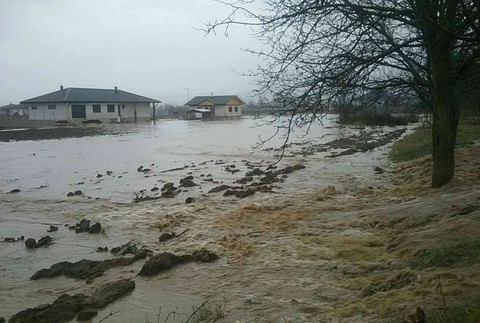 Popadané stromy, či povodne. Na Slovensku vyčíňa počasie