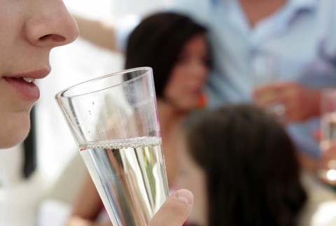 Pitie alkohol zábava párty žena pije pohár víno