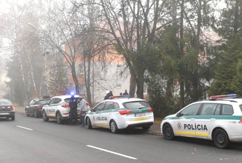 Polícia zastavila auto.
