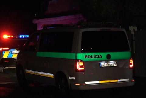 Auto skončilo takmer v dome