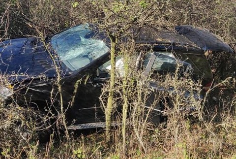 Kuriózna nehoda: Auto sa rútilo samé dole zjazdovkou, 17-ročné dievča skončilo v nemocnici