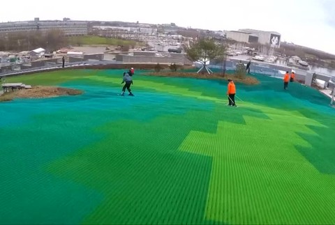 Geniálny eko-nápad. V krajine, kde takmer nie sú kopce, vymysleli spôsob, ako si zalyžovať