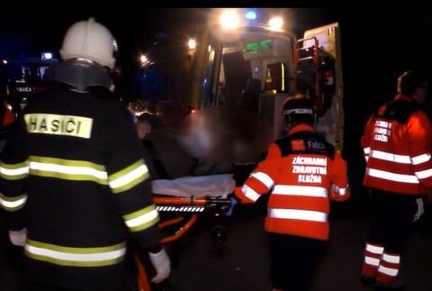 S autom skončil v betónovom mostíku. Záchranár mimo služby neváhal ani sekundu