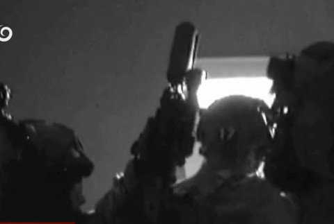 Muž držal novorodenca pri okne a vyhrážal sa, že ho zabije.