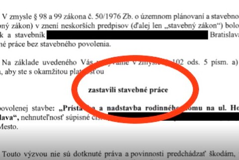 Viacpodlažnú prístavbu stavia bez povolenia. Majiteľ ale tvrdí, že práce sú v poriadku
