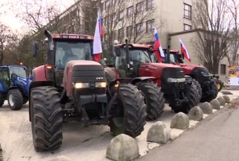 Farmári zasadli s premiérom Pellegrinim. A to rovno na rokovaní vlády
