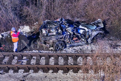 Auto spadlo z mosta na trať