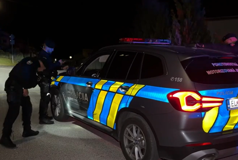 Muž nabúral do policajtov