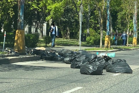 Odpadky pred úradom vlády