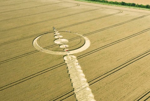 Kruhy obilie pole v poli mimozemšťania UFO