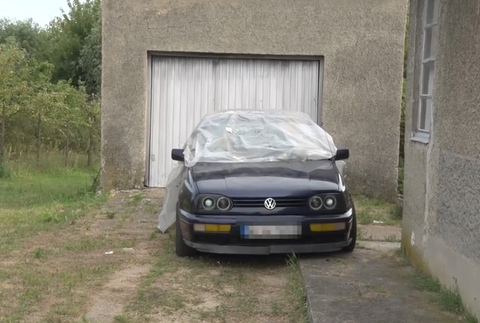 muža privalilo auto