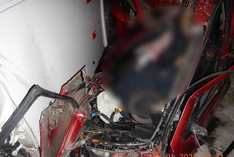 Čelná zrážka s autobusom sa skončila tragicky. Z osobného auta zostali len stlačené plechy 