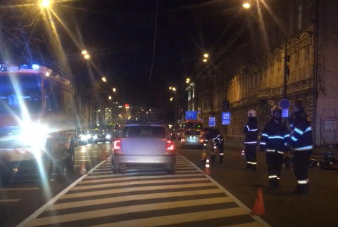 Vážna nehoda v centre mesta. Motorkár v nemocnici zraneniam podľahol