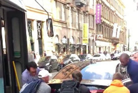 Auto sa snažili premiestniť cestujúci 